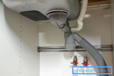 Unter der Küchenspüle. Unter der Küchenspüle.