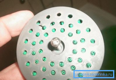 Unter dem Stecker verbirgt sich die Befestigungsschraube. Unter dem Stecker verbirgt sich die Befestigungsschraube.