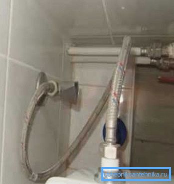 Die Wasserversorgung wird durch einen flexiblen Schlauch organisiert. Die Wasserversorgung wird durch einen flexiblen Schlauch organisiert.