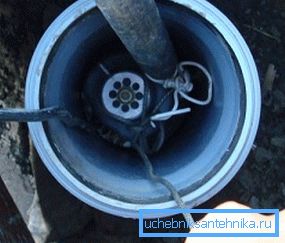 Heben Sie das Rohr zur Reparatur aus dem Brunnen Heben Sie das Rohr zur Reparatur aus dem Brunnen