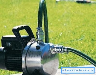 Schließen Sie die Förderpumpe an. Schließen Sie die Förderpumpe an.