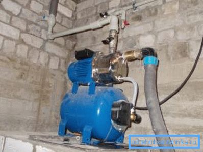 Schließen Sie die Versorgungsleitung an die Pumpe an. Schließen Sie die Versorgungsleitung an die Pumpe an.