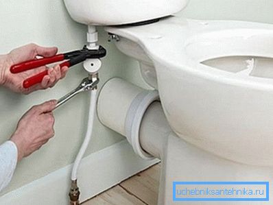 Schließen Sie die Wasserversorgung an. Schließen Sie die Wasserversorgung an.