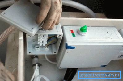 Anschließen des elektrischen Kabels an den Abwassertank Topaz