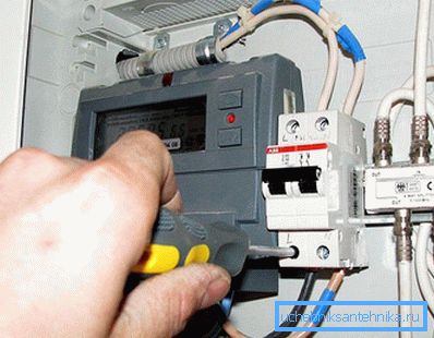 Schließen Sie die Pumpe an die Abschirmung an