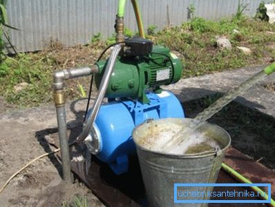 Anschließen der Pumpstation an den Brunnen vor Ort Anschließen der Pumpstation an den Brunnen vor Ort