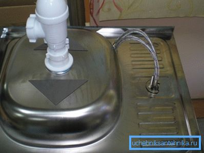 Es ist praktisch, Mischer und Siphon anzuschließen, wenn die Spüle noch nicht installiert ist Es ist praktisch, Mischer und Siphon anzuschließen, wenn die Spüle noch nicht installiert ist