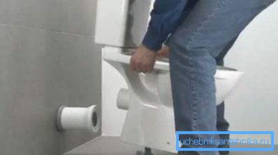 Verbinden Sie die Toilette mit dem Abwasserkanal sollte zuverlässig und dicht sein. Verbinden Sie die Toilette mit dem Abwasserkanal sollte zuverlässig und dicht sein.