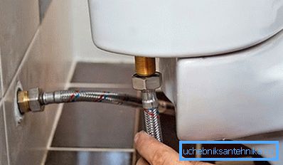 Anschließen der Toilette an die Wasserversorgung Anschließen der Toilette an die Wasserversorgung