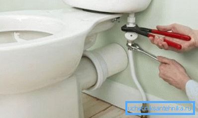 Das Anschließen der Toilette mit den richtigen Fähigkeiten kann mit Ihren eigenen Händen erfolgen Das Anschließen der Toilette mit den richtigen Fähigkeiten kann mit Ihren eigenen Händen erfolgen
