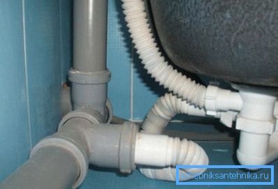 Bad Siphon an ein Abwasserrohr angeschlossen Bad Siphon an ein Abwasserrohr angeschlossen