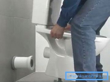 Anschließen der Toilette an das harte Rohr