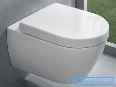 Abgehängte Toilette mit Microlift