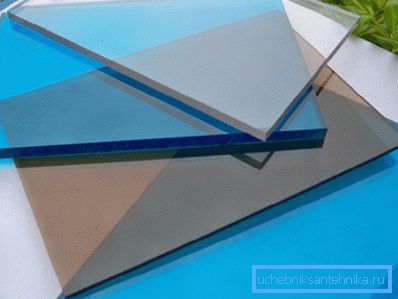 Monolithische Tafeln werden gezeigt. Monolithische Tafeln werden gezeigt.