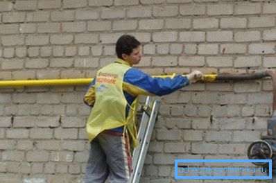 Die Gasleitung gelb lackieren Die Gasleitung gelb lackieren