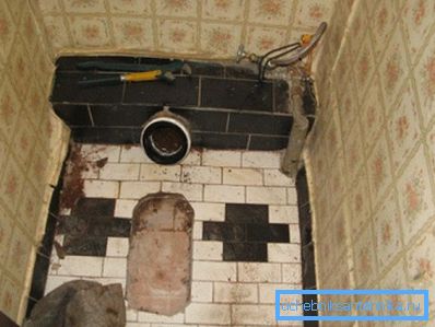 Boden nach dem Abbau der Toilettenschüssel Boden nach dem Abbau der Toilettenschüssel
