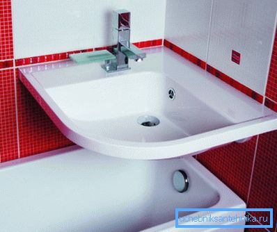 Großes Waschbecken über dem Badezimmer in einem kleinen Badezimmer Großes Waschbecken über dem Badezimmer in einem kleinen Badezimmer