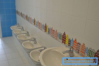 Waschbecken in voller Größe und Babywaschbecken im Kindergarten. Waschbecken in voller Größe und Babywaschbecken im Kindergarten.