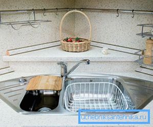 Ablage für Lebensmittel oder andere Gegenstände in der Ecke hinter dem Mixer Ablage für Lebensmittel oder andere Gegenstände in der Ecke hinter dem Mixer