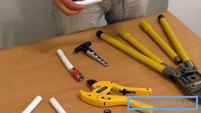 Zusätzlich zur Presse empfehlen wir den Kauf eines Cutters für Metallkunststoffe Zusätzlich zur Presse empfehlen wir den Kauf eines Cutters für Metallkunststoffe