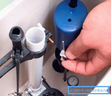 Der Schwimmer muss luftdicht sein, sonst funktioniert das System nicht. Der Schwimmer muss luftdicht sein, sonst funktioniert das System nicht.