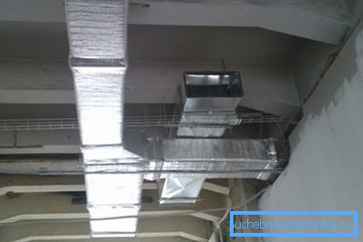 Um Probleme mit der Versiegelung zu lösen, reicht es manchmal aus, die gesamte Linie einfach mit einem speziellen Klebeband zu umwickeln, das auch als Isolation dient, was sehr wichtig ist, wenn bei der Arbeit ein Heizgerät verwendet wird. Um Probleme mit der Versiegelung zu lösen, reicht es manchmal aus, die gesamte Linie einfach mit einem speziellen Klebeband zu umwickeln, das auch als Isolation dient, was sehr wichtig ist, wenn bei der Arbeit ein Heizgerät verwendet wird.
