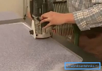 Der Sitz für die eingebaute Wäsche holt eine Mühle mit einer Enddüse heraus Der Sitz für die eingebaute Wäsche holt eine Mühle mit einer Enddüse heraus