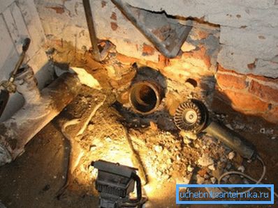 Nach der Demontage sollte nur die gusseiserne Glocke des Steigrohrs übrig bleiben.