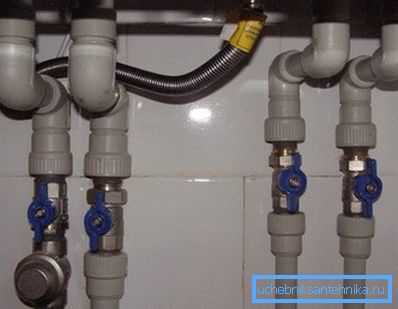 Nach der Installation des Kessels sollte dessen Anschluss frei und schnell zugänglich sein. Nach der Installation des Kessels sollte dessen Anschluss frei und schnell zugänglich sein.