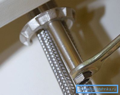 Nachdem Sie die Stifte herausgeschraubt haben, können Sie die Klemme leicht entfernen und den Mischer entfernen Nachdem Sie die Stifte herausgeschraubt haben, können Sie die Klemme leicht entfernen und den Mischer entfernen