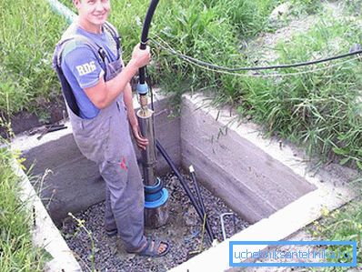 Nach der Reinigung des Schachts kehrt die Pumpe an ihren Platz zurück. Nach der Reinigung des Schachts kehrt die Pumpe an ihren Platz zurück.