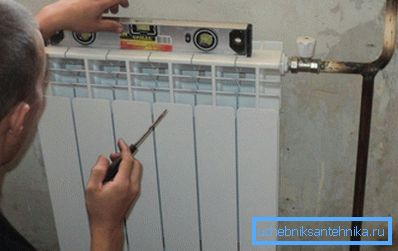 Nach dem Einbau sollte die Batterie zur Rohrleitung hin leicht abfallen. Nach dem Einbau sollte die Batterie zur Rohrleitung hin leicht abfallen.