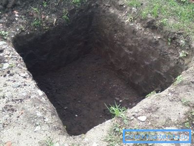 Nach dem Graben eines Lochs sollten seine Wände mit Brettern verstärkt werden. Nach dem Graben eines Lochs sollten seine Wände mit Brettern verstärkt werden.
