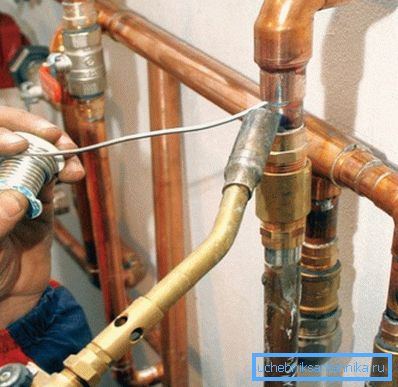 Die Folgen einer unsachgemäßen Installation sind die Reparatur von Kupferrohren. Die Folgen einer unsachgemäßen Installation sind die Reparatur von Kupferrohren.