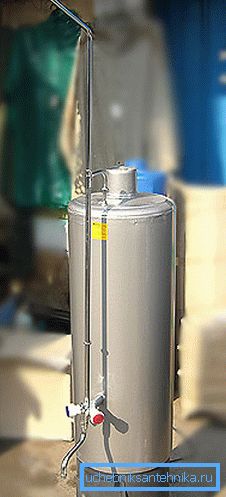 Sehen Sie, wie Sie in der Badewanne duschen können, ohne Wasser zu laufen. Installieren Sie eine Holzsäule und verbinden Sie den Schornstein mit dem Hauptschacht. So können Sie sich mit wenig Zeit und Geld mit heißem Wasser versorgen. Sehen Sie, wie Sie in der Badewanne duschen können, ohne Wasser zu laufen. Installieren Sie eine Holzsäule und verbinden Sie den Schornstein mit dem Hauptschacht. So können Sie sich mit minimalem Zeit- und Kostenaufwand mit heißem Wasser versorgen.
