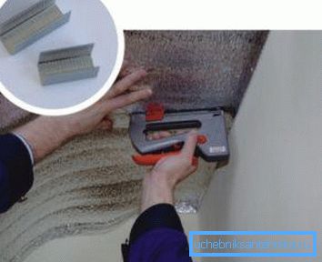 Die Decke muss durch einen speziellen Wärmeisolator geschützt werden. Die Decke muss durch einen speziellen Wärmeisolator geschützt werden.