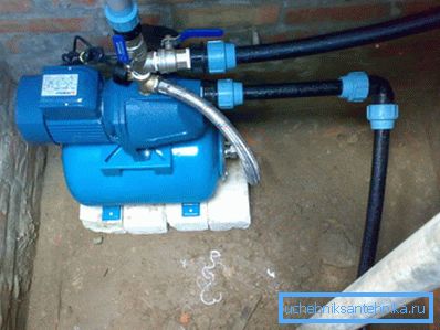 Oberflächliche Pumpstation mit dem Hydroakkumulator. Oberflächliche Pumpstation mit dem Hydroakkumulator.