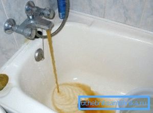 Ein erhöhter Eisengehalt kann manchmal durch rostige Farbe identifiziert werden. Ein erhöhter Eisengehalt kann manchmal durch rostige Farbe identifiziert werden.