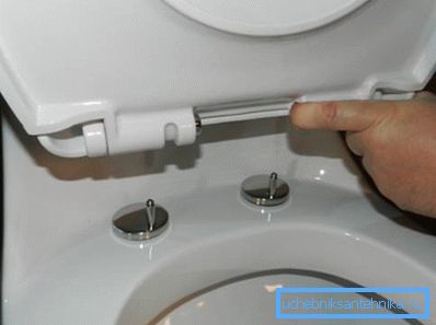 Bei ordnungsgemäß montierten Halterungen wird der Deckel sicher auf der Toilette befestigt Bei ordnungsgemäß montierten Halterungen wird der Deckel sicher auf der Toilette befestigt