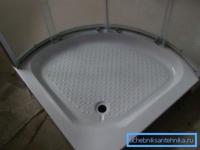 Es wird eine Duschecke mit einer niedrigen 80x80 mm großen Acrylpfanne vorgestellt. Es wird eine Duschecke mit einer niedrigen 80x80 mm großen Acrylpfanne vorgestellt.