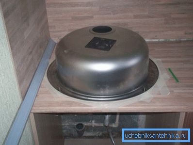 Vorgeklebtes Abdeckband schützt die Oberfläche der Tischplatte vor Kratzern. Vorgeklebtes Abdeckband schützt die Oberfläche der Tischplatte vor Kratzern.