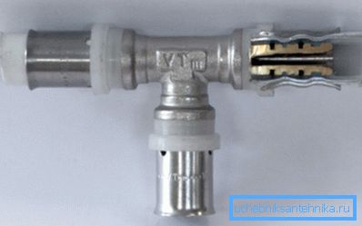 Pressfitting für ein metallplastisches Wasserversorgungssystem. Pressfitting für ein metallplastisches Wasserversorgungssystem.
