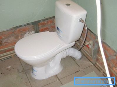 Am seitlichen Eingang gibt es immer sichtbare Rohre, die das Erscheinungsbild sehr beeinträchtigen und manchmal die bequeme Lage der Toilettenschüssel im Raum beeinträchtigen. Am seitlichen Eingang gibt es immer sichtbare Rohre, die das Erscheinungsbild sehr beeinträchtigen und manchmal die bequeme Lage der Toilettenschüssel im Raum beeinträchtigen.