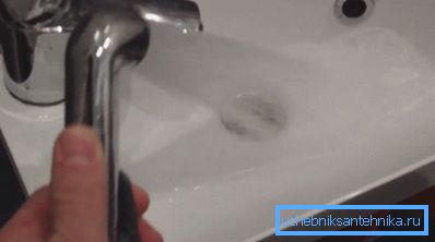 Wenn Sie einen Knopf an der Dusche drücken, stoppen die Ventile den Wasserfluss zum Auslauf Wenn Sie einen Knopf an der Dusche drücken, stoppen die Ventile den Wasserfluss zum Auslauf