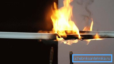 Wenn PVC brennt, wird giftiges Gas freigesetzt. Wenn PVC brennt, wird giftiges Gas freigesetzt.