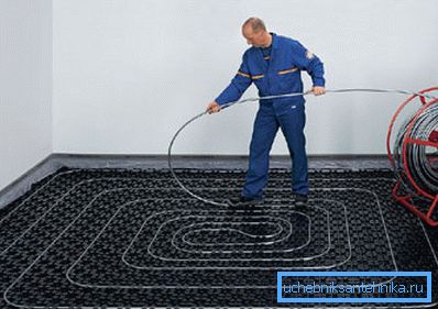 Beachten Sie beim Verlegen der Rohre den zulässigen Wendekreis Beachten Sie beim Verlegen der Rohre den zulässigen Wendekreis