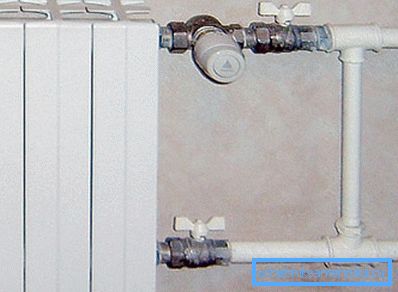 Bei der Installation des Thermostats ist der Einbau des Bypasses in die Installation des Bypass-Einrohrheizungssystems zwingend erforderlich Bei der Installation des Thermostats ist der Einbau des Bypasses in die Installation des Bypass-Einrohrheizungssystems zwingend erforderlich