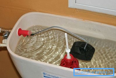 In der oberen Position des Schwimmers sollte der Wasserfluss durch das Absperrventil vollständig gestoppt werden. In der oberen Position des Schwimmers sollte der Wasserfluss durch das Absperrventil vollständig gestoppt werden.