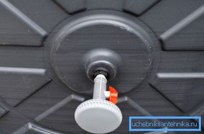 Vergessen Sie bei der Wahl der Position des Fasses nicht, die Position der Gießkanne zu berücksichtigen: Kunststofffässer für die Dusche auf dem Land stehen mit verschiedenen Möglichkeiten zur Platzierung des Regens zur Verfügung Vergessen Sie bei der Wahl der Position des Fasses nicht, die Position der Gießkanne zu berücksichtigen: Kunststofffässer für die Dusche auf dem Land stehen mit verschiedenen Möglichkeiten zur Platzierung des Regens zur Verfügung