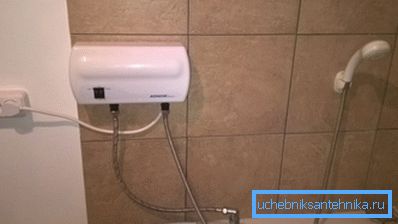 Das 3,5-kW-Gerät kann an eine Steckdose angeschlossen werden, wobei jedoch strenge Verdrahtungsanforderungen gelten. Das 3,5-kW-Gerät kann an eine Steckdose angeschlossen werden, wobei jedoch strenge Verdrahtungsanforderungen gelten.